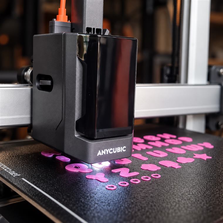 Impresora 3D trabajando con piezas rosas
